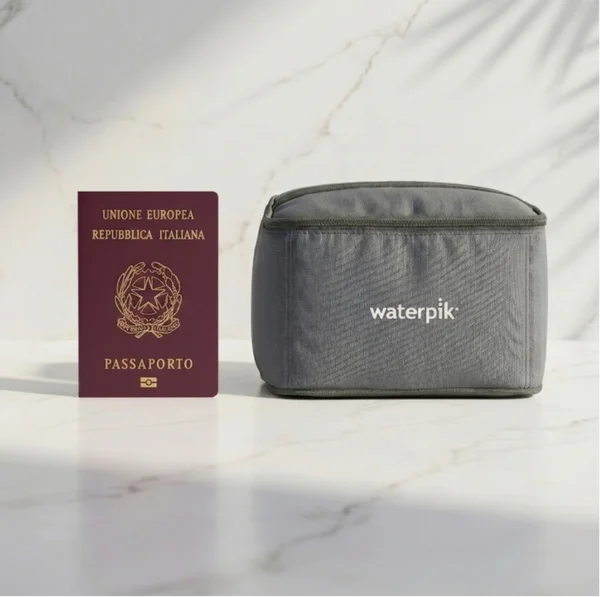Waterpik WP-300 accanto al passaporto